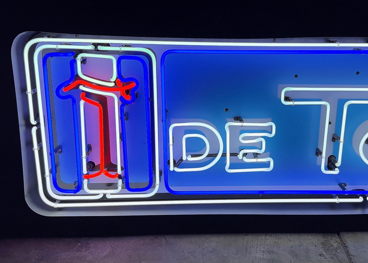 DeTomaso Neon Sign #N149